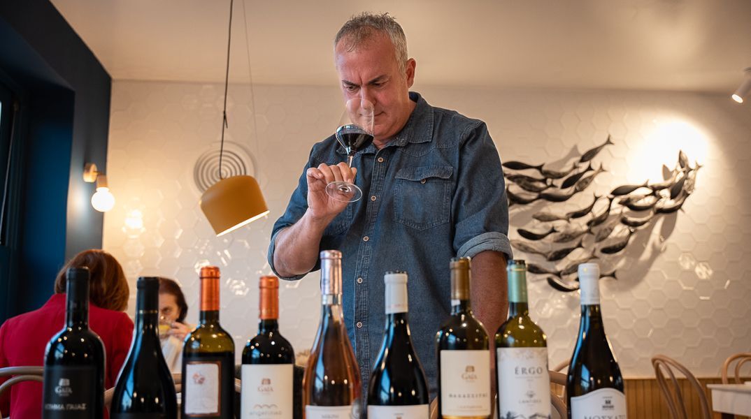 Ο Αντώνης Παττακός ομορφαίνει με κρασιά και αρώματα της Νότιας Ελλάδας τα τσιμπούσια του Βορρά 