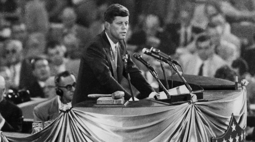 Σαν σήμερα ο Τζον Κένεντι εκφωνεί την νικητήρια ομιλία του στο απόγειο του Ψυχρού Πολέμου