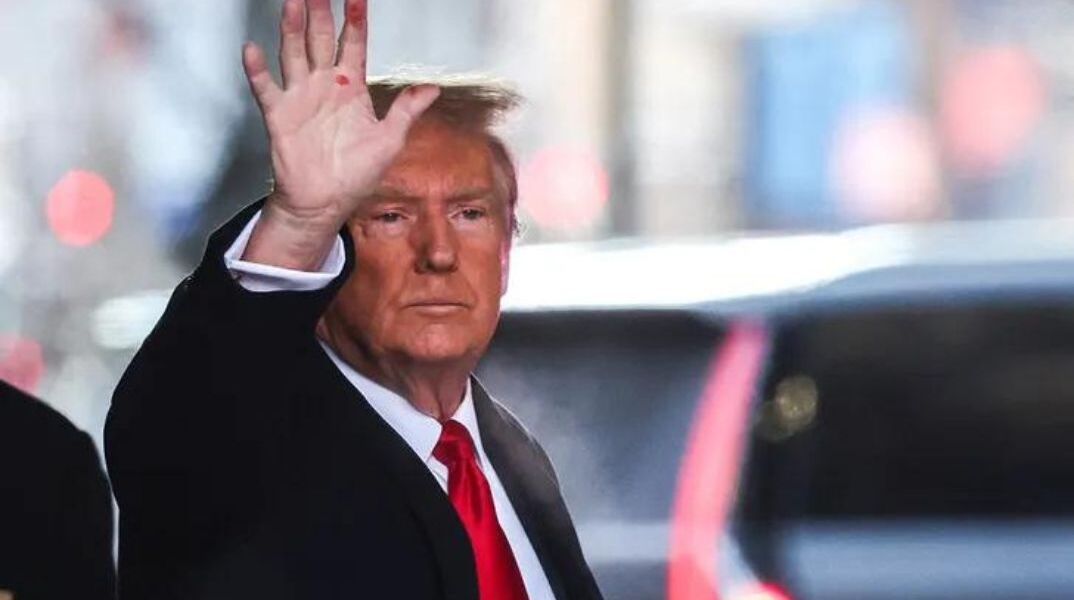 Τραμπ: Τα κόκκινα σημάδια στα χέρια έφεραν εικασίες για σύφιλη