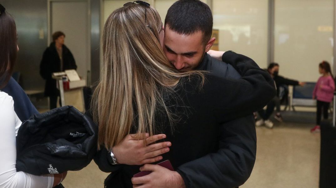 st Nicolas: Στην αγκαλιά της οικογένειάς του ο Έλληνας ναυτικός του