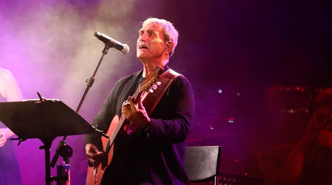 Γιώργος Νταλάρας κατά δημοσιογράφων πρωινών εκπομπών: «Αυτό που κάνετε τώρα δεν είναι γελοίο;»