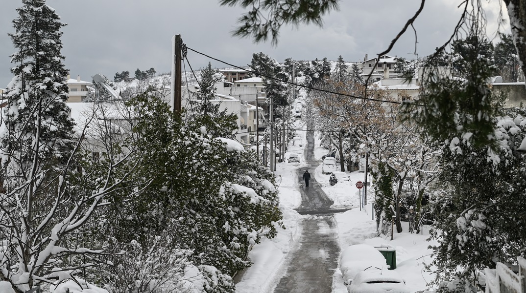 Ραγδαία επιδείνωση του καιρού την Κυριακή - Καταιγίδες, χιόνια και θυελλώδεις άνεμοι με κατακόρυφη πτώση της θερμοκρασίας 