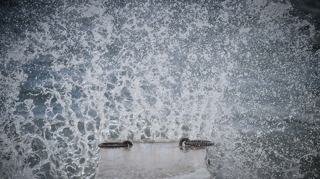 Εξασθενούν τη Δευτέρα τα χιόνια αλλά παραμένουν οι θυελλώδεις άνεμοι - Έως 9 μποφόρ στο Αιγαίο 