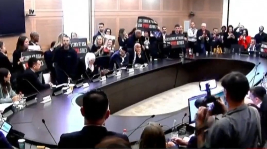 Ισραήλ: Συγγενείς ομήρων της Χαμάς εισέβαλαν στο ισραηλινό κοινοβούλιο	