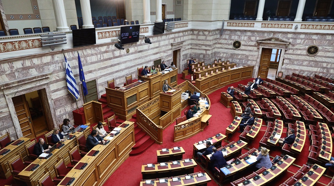  «Μάχη» στη Βουλή για την τροπολογία επέκτασης της επιστολικής ψήφου