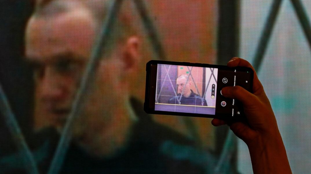 Ναβάλνι: Aκούει κάθε πρωί στη φυλακή τραγούδι υπέρ του Πούτιν