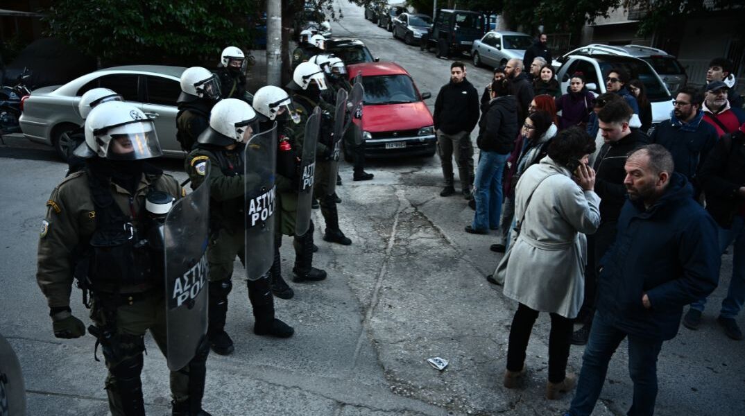 [366667] ΕΞΩΣΗ ΣΤΗΝ ΣΥΝΤΑΞΙΟΥΧΟ ΔΗΜΟΣΙΟΓΡΑΦΟ ΙΩΑΝΝΑ ΚΟΛΟΒΟΥ ΠΟΥ ΕΧΑΣΕ ΤΟ ΣΠΙΤΙ ΣΕ ΠΛΕΙΣΤΗΡΙΑΣΜΟ (ΚΩΣΤΑΣ ΤΖΟΥΜΑΣ/EUROKINISSI)