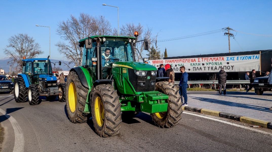 Παραμένουν στον κόμβο του Αλμυρού οι αγρότες - Διεκδικούν επίλυση των αιτημάτων τους