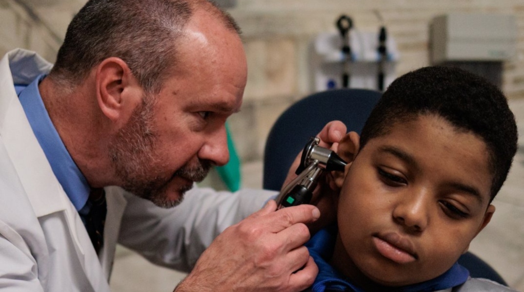 ΗΠΑ: Κωφό αγόρι ακούει για πρώτη φορά χάρη σε πρωτοποριακή γονιδιακή θεραπεία