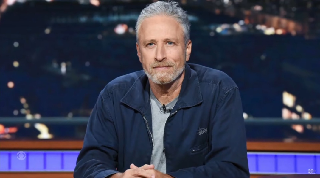 Ο Jon Stewart επιστρέφει στο «Daily Show» εν μέσω προεκλογικής περιόδου