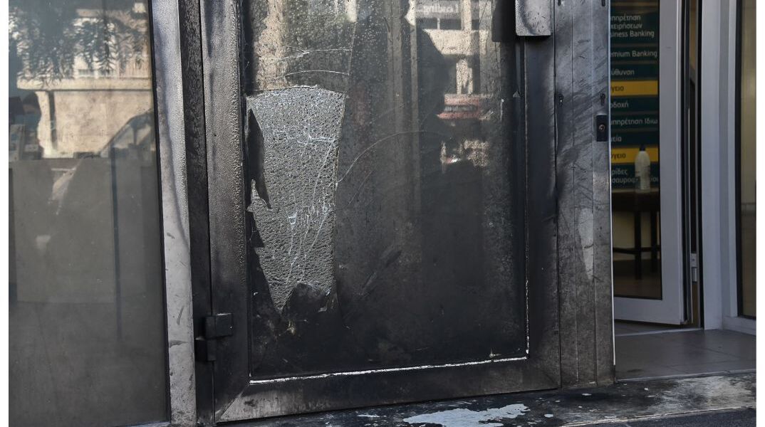 Πετράλωνα: Έκρηξη εμπρηστικού μηχανισμού σε τράπεζα