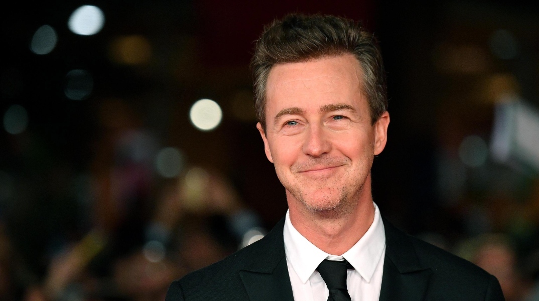 Ο Edward Norton αντικαθιστά τον Benedict Cumberbatch στη νέα ταινία «Bob Dylan: A Complete Unknown»