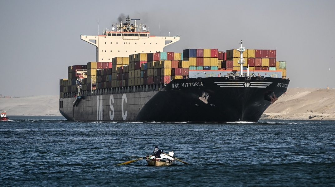 Χούθι: Η κίνηση των εμπορικών πλοίων στη Διώρυγα του Σουέζ μειώθηκε κατά 42% 