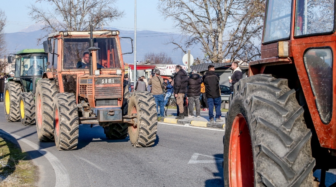 Θεσσαλονίκη: Κινητοποιήσεις αγροτών στον κόμβο του αεροδρομίου