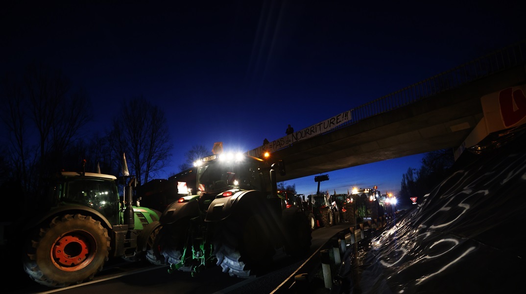 Νέα μέτρα για τον αγροτικό τομέα ανακοίνωσε ο πρωθυπουργός Ατάλ στη Γαλλία 