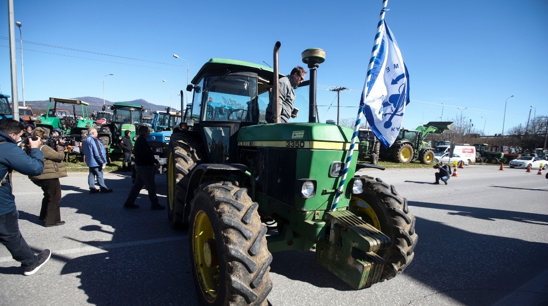 Παραμένουν στους δρόμους οι αγρότες σε Θεσσαλία και Μακεδονία