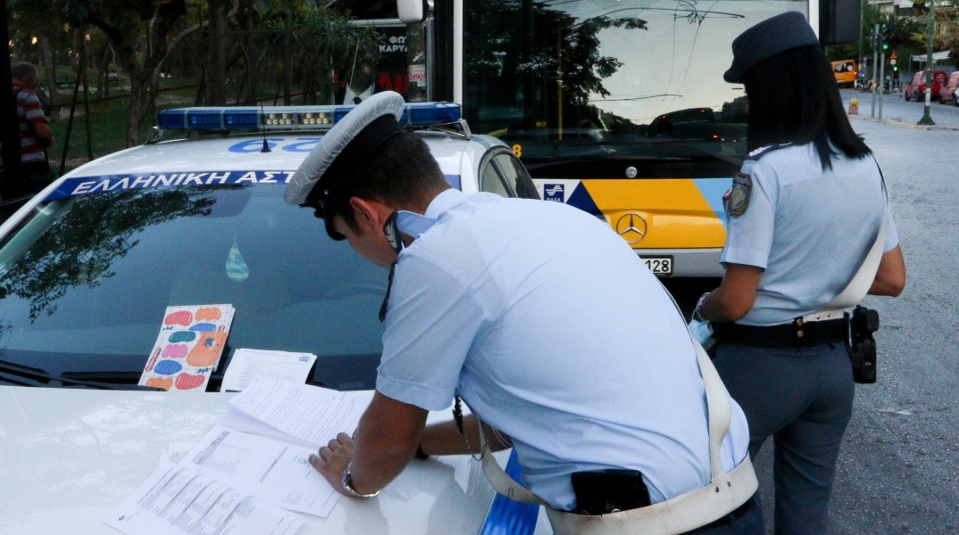 Μπαράζ τροχονομικών ελέγχων στην Αθήνα με δεκάδες παραβάσεις