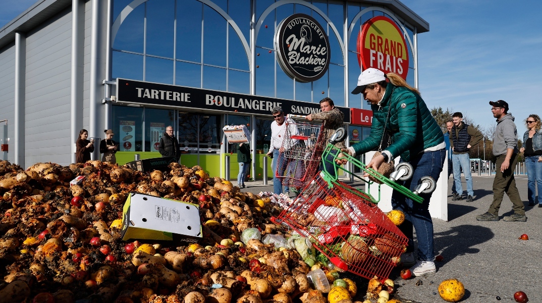 Γαλλία: Η κυβέρνηση σχεδιάζει μέτρα υπέρ των αγροτών, την ώρα που το Παρίσι πολιορκείται	