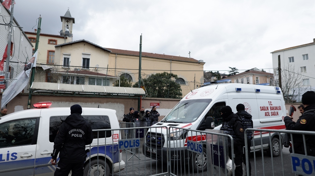 Βίντεο ντοκουμέντο από την επίθεση με έναν νεκρό σε καθολική εκκλησία στην Κωνσταντινούπολη