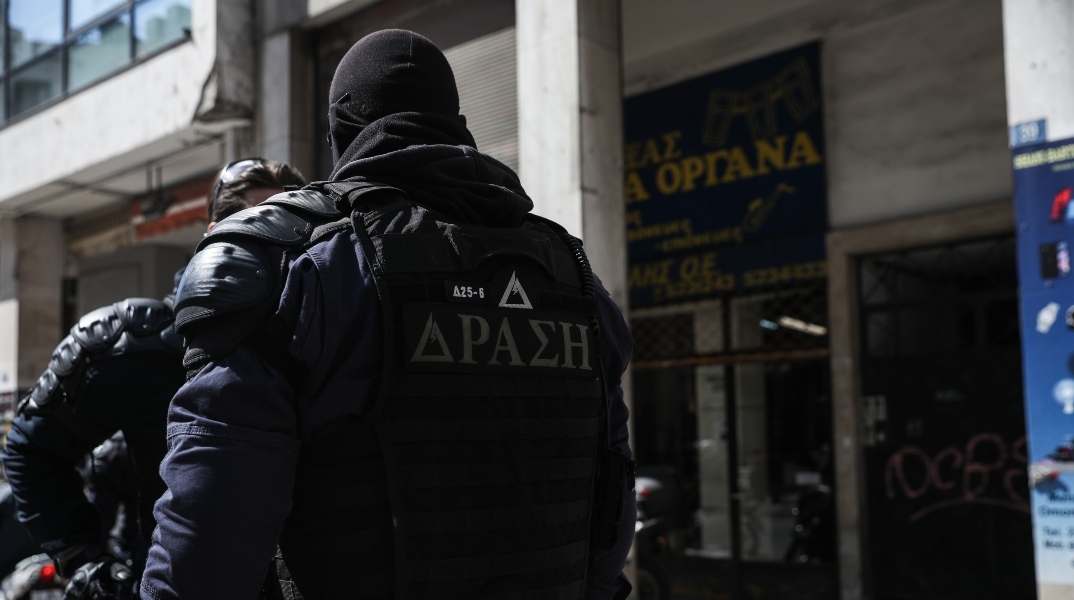 Αθήνα: Επίθεση με φωτοβολίδες κατά αστυνομικών - Έγιναν 17 προσαγωγές	