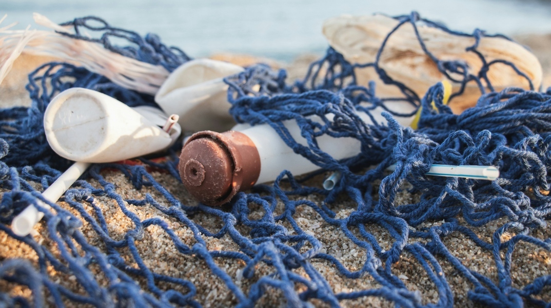 ΕΕ: Οι εταιρείες καλλυντικών θα πρέπει να πληρώσουν για τη ρύπανση από μικροπλαστικά