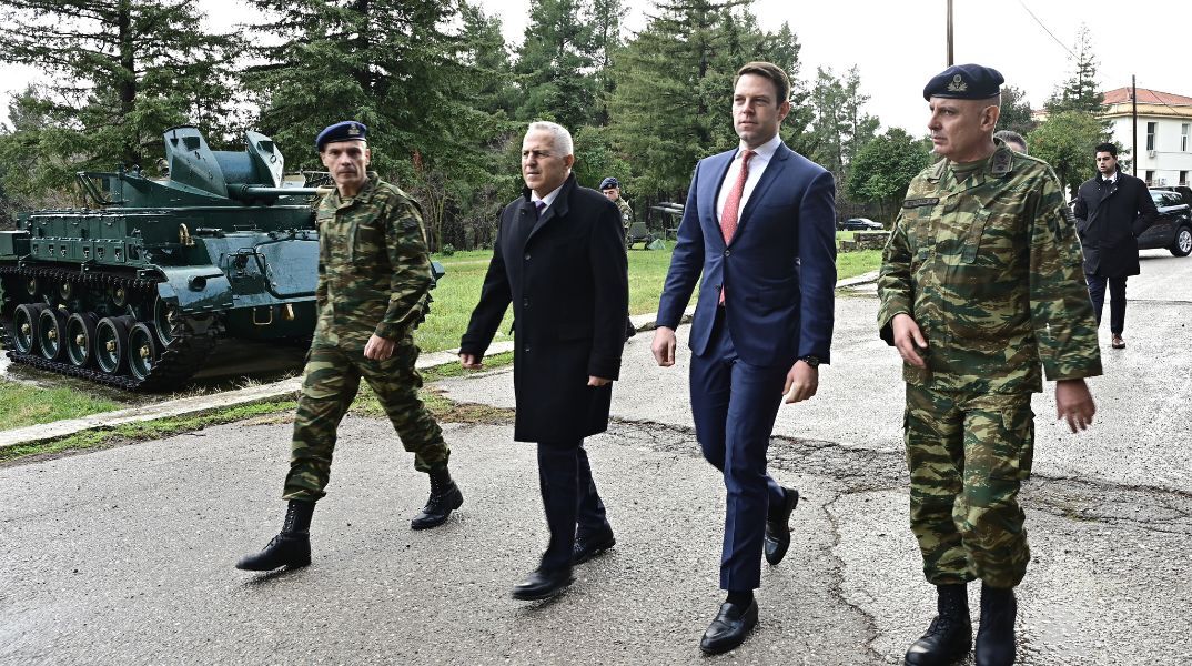 Επίσκεψη Κασσελάκη στο Κέντρο Εκπαίδευσης Πυροβολικού στη Θήβα 