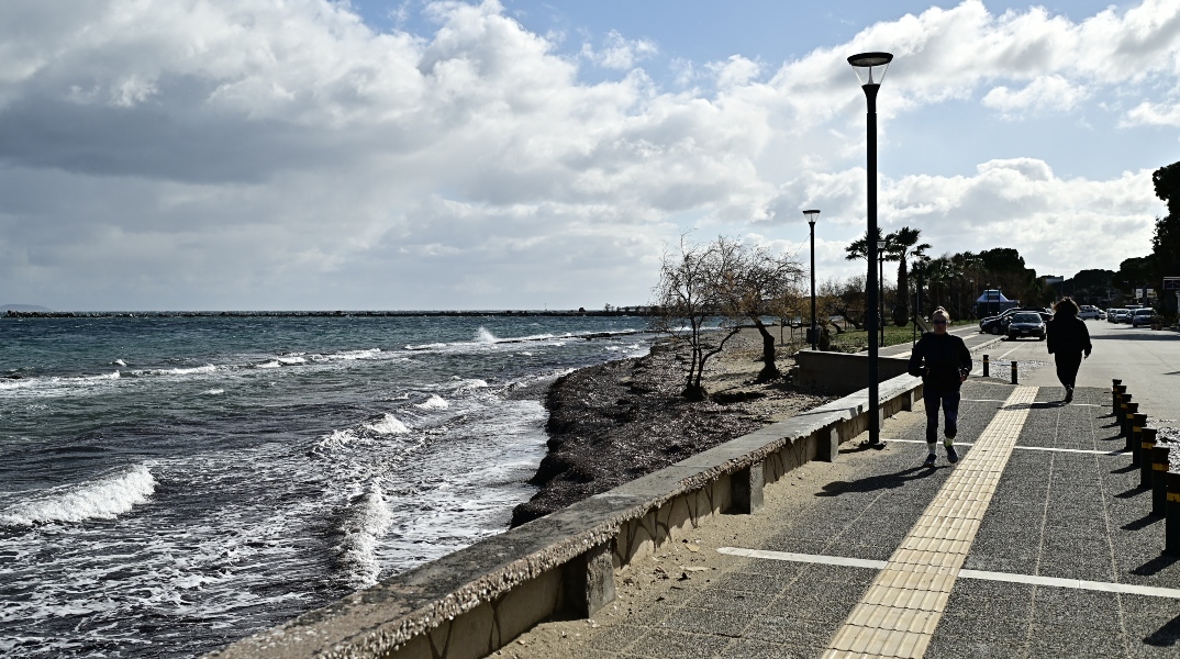 Γενικά αίθριος ο καιρός για σήμερα Πέμπτη με λίγες νεφώσεις και τοπικές βροχές