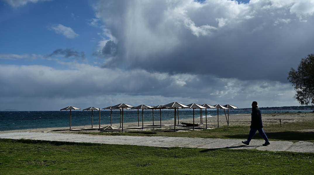 Γενικά αίθριος ο καιρός για αύριο Πέμπτη με λίγες νεφώσεις και τοπικές βροχές