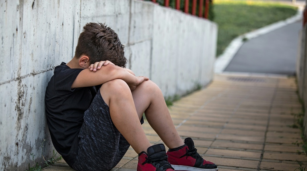 Τον χλεύασαν, τον έδειραν και του έβαλαν σακούλα στο κεφάλι - Άγριο περιστατικό bullying σε 15χρονο στα Χανιά 