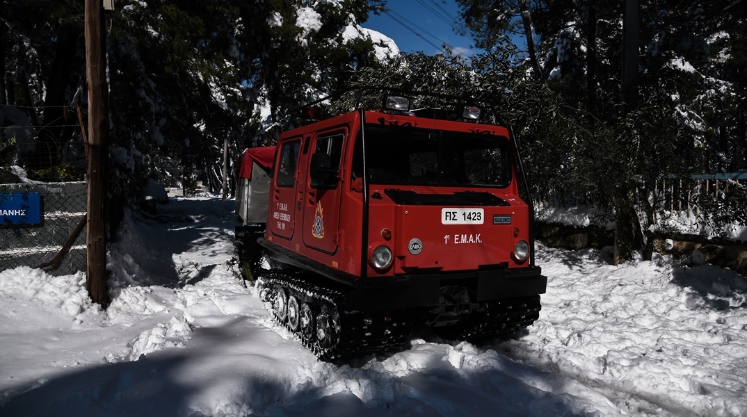 Φυλή: Εγκλωβίστηκαν στο χιόνι και ζητούν να τους παραλάβει ελικόπτερο
