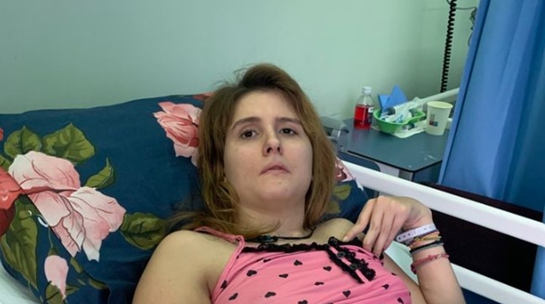 «Κι αν δεν αντέχει, ποιος νοιάζεται;» - Το ξέσπασμα της μητέρας της Μυρτούς για τη κατάσταση στον Ευαγγελισμό 