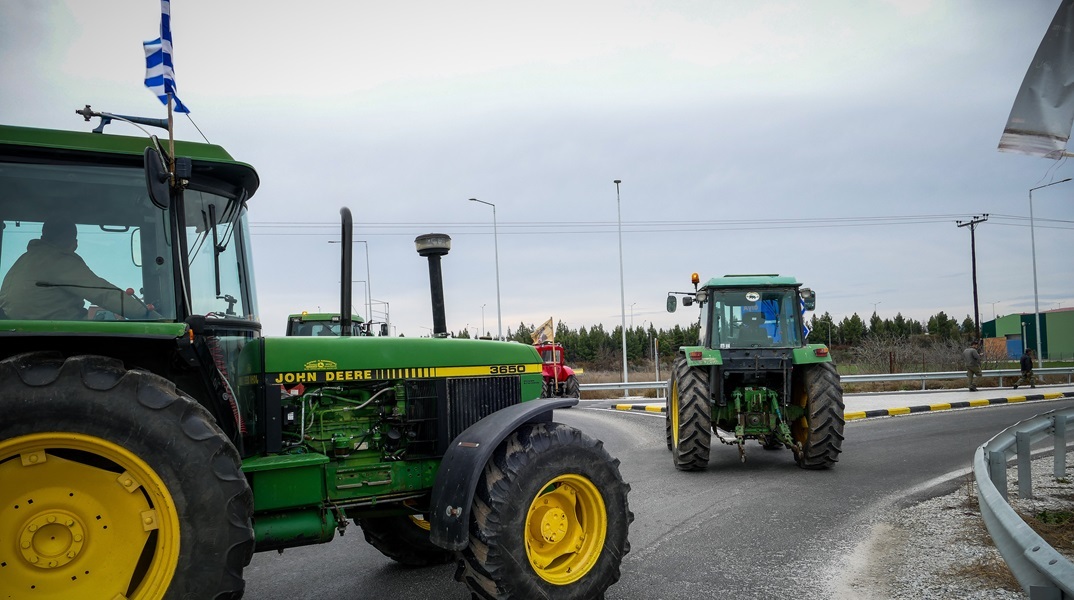 Αγρότες: Κλειστή η Εθνική Οδός Αθηνών - Λαμίας 