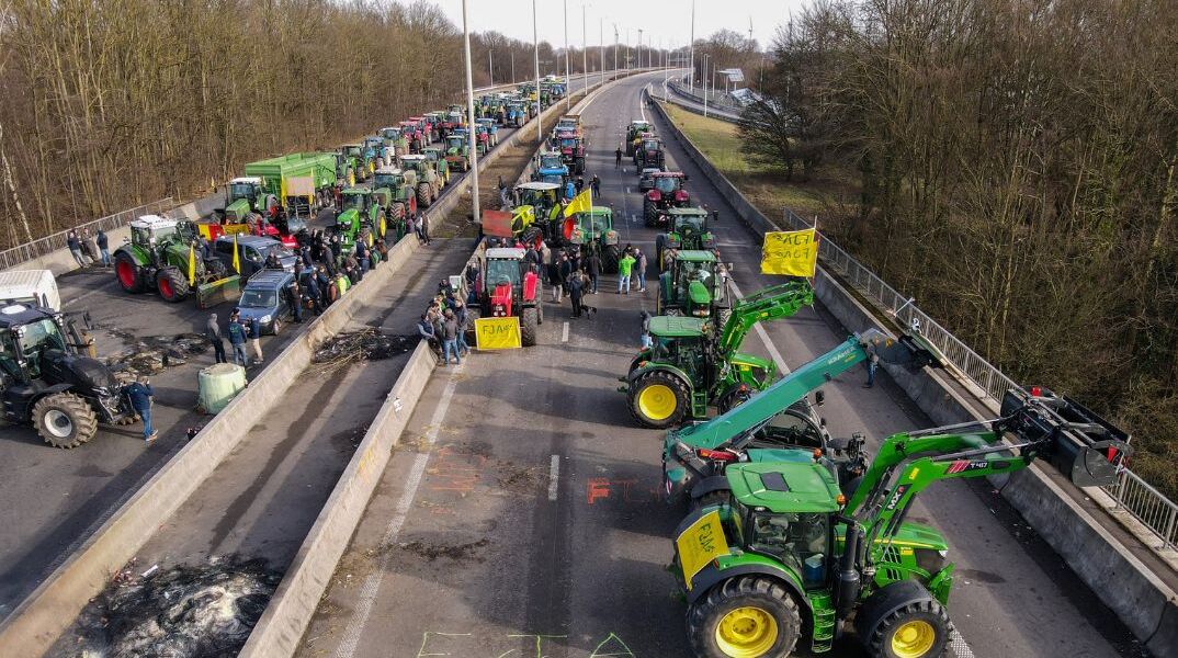 Κομισιόν: Ρίχνει τους τόνους για τους αγρότες - Τρακτέρ μέσα στις Βρυξέλλες
