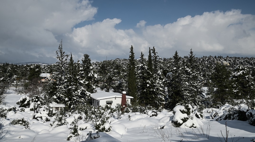 Με άρμα της ΕΜΑΚ απεγκλωβίστηκαν οι τρεις άνδρες από την κορυφή Κυράς Φυλής
