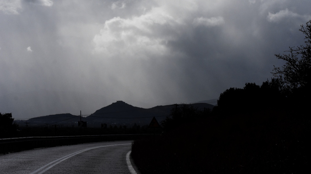 Συννεφιασμένος ο καιρός για σήμερα Παρασκευή με τοπικές βροχές