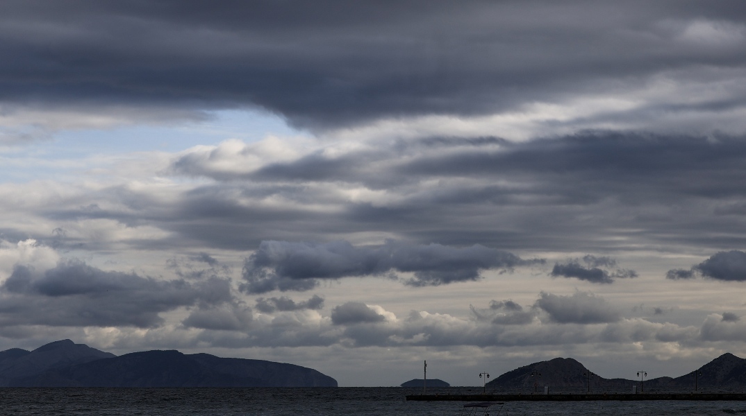 Συννεφιασμένος ο καιρός για αύριο Παρασκευή με τοπικές βροχές