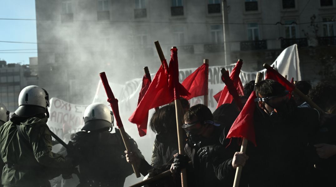 Ένταση μεταξύ διαδηλωτών και αστυνομικών στο πανεκπαιδευτικό συλλαλητήριο στην Αθήνα	