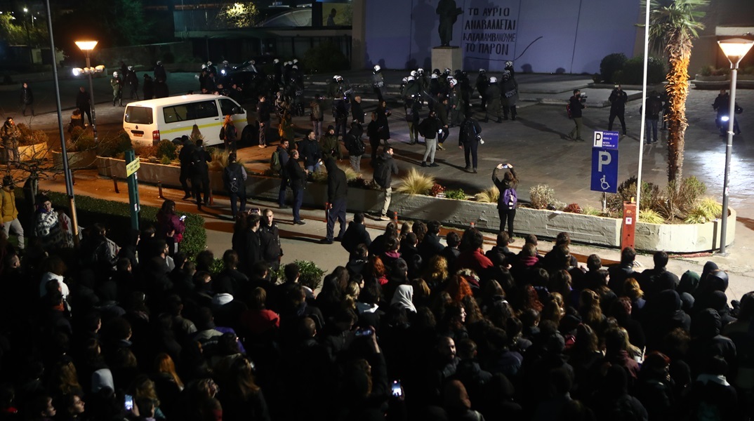 Ένταση μεταξύ κουκουλοφόρων και ΜΑΤ μετά την εκκένωση της κατάληψης του ΑΠΘ (εικόνες + βίντεο)