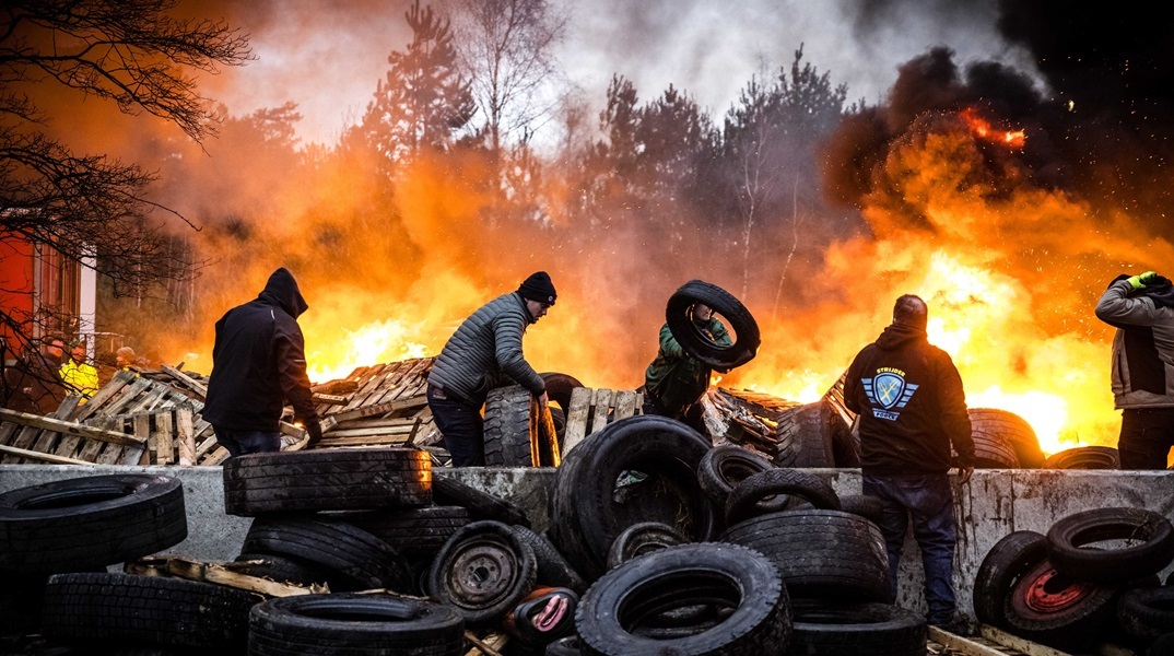 «Φουντώνουν» οι αγροτικές κινητοποιήσεις στην Ευρώπη - Μπλόκα σε Βέλγιο, Ολλανδία και Ισπανία