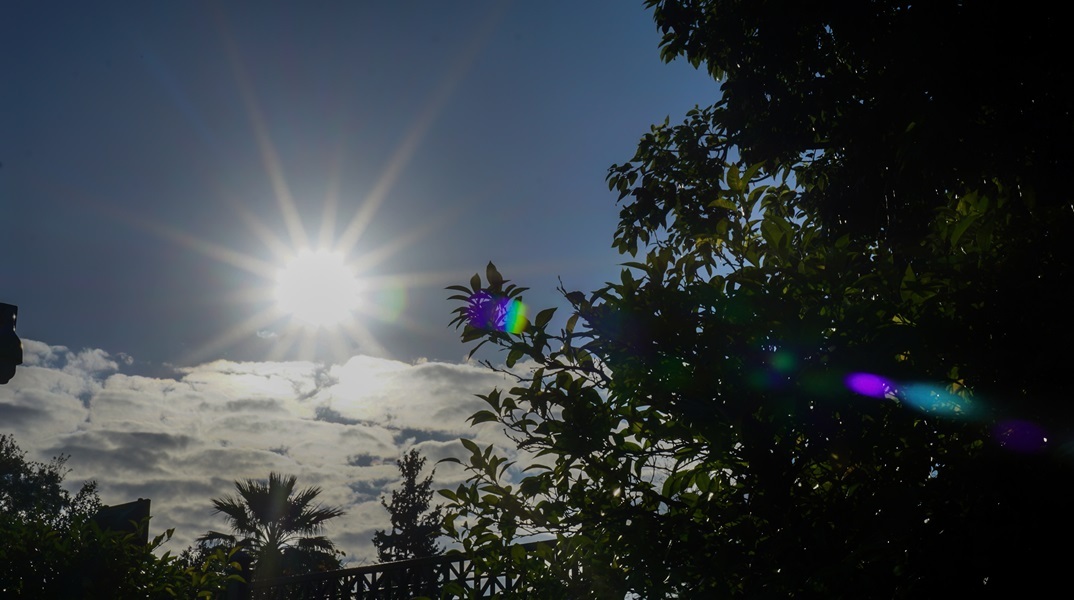 Ο «Ωμέγα Εμποδιστής» φέρνει ανοιξιάτικες συνθήκες - Αίθριος ο καιρός το Σάββατο με άνοδο της θερμοκρασίας