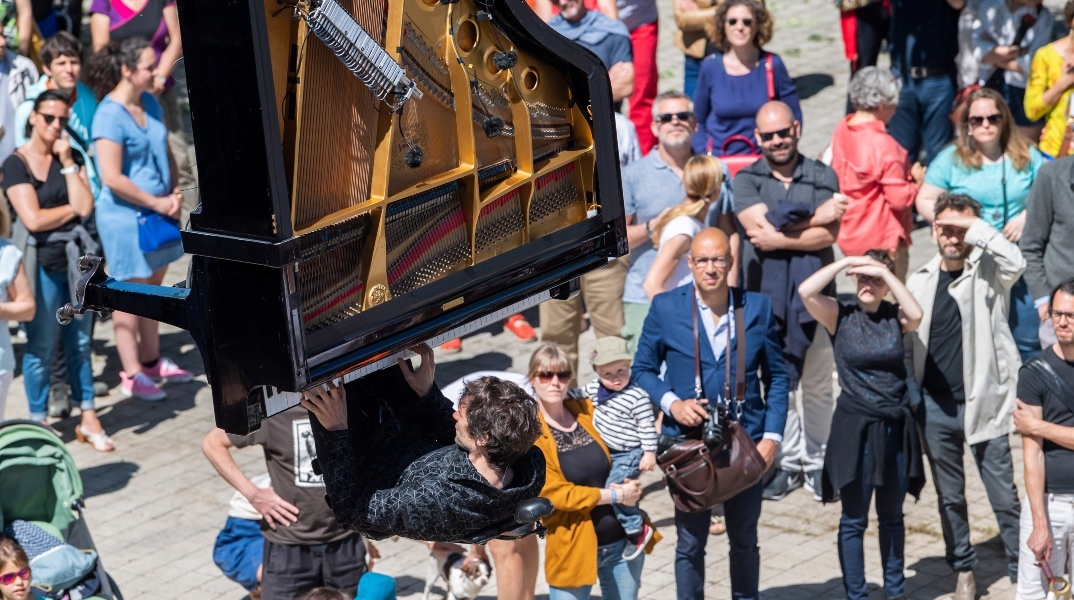 Δείτε τον Alain Roche να παίζει «κατακόρυφο πιάνο» κρεμασμένος από γερανό