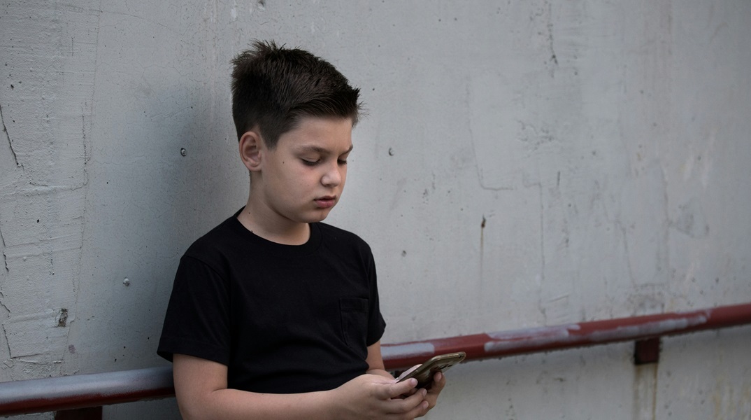 Ανήλικος στην Άρτα απειλούσε με σιδερογροθιά συνομήλικο στα social media 