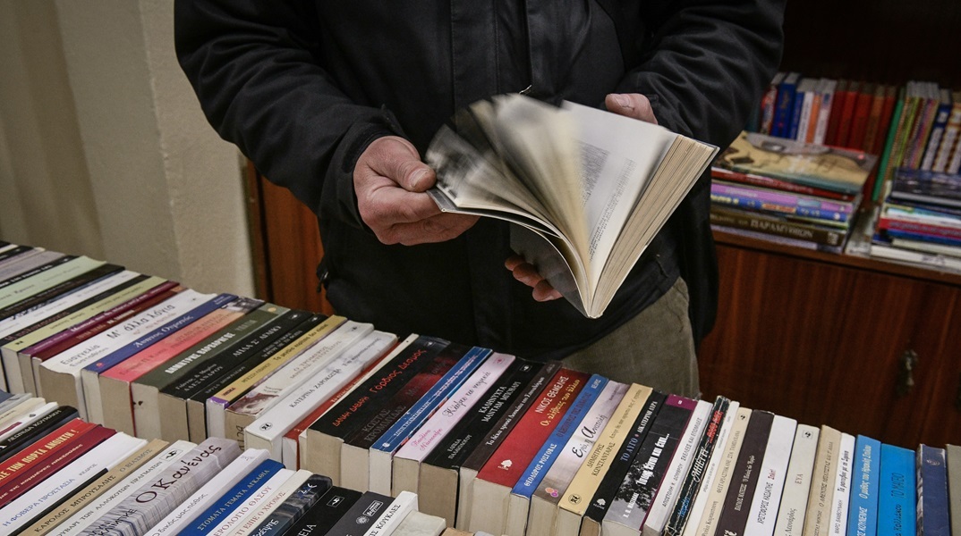 Ο Δήμος Βριλησσίων συγκέντρωσε και παρέδωσε 2.500 βιβλία στο βιβλιοπωλείο των Αστέγων