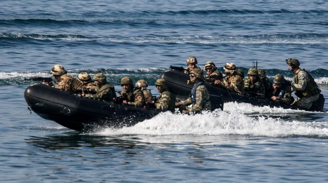 Επιχείρηση «ΑΣΠΙΔΕΣ» κατά Χούθι: Στην Ελλάδα η χερσαία διοίκηση