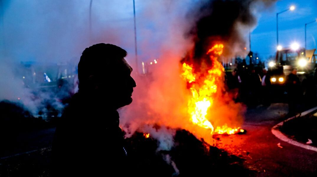 Αγρότες: Νέα μπλόκα και φωτιές σε Καρδίτσα, Βοιωτία και Πλατύκαμπο