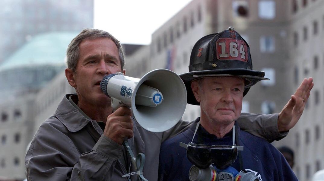 ΗΠΑ: Πέθανε ο πυροσβέστης δίπλα στον Μπους στους Δίδυμους Πύργους