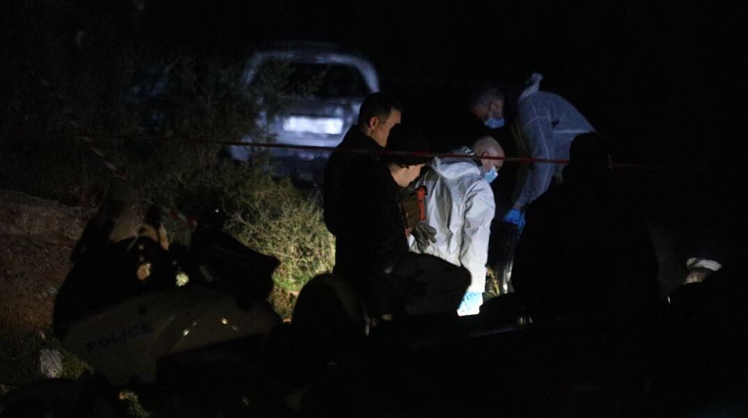 ΑΝΔΡΑΣ ΒΡΕΘΗΚΕ ΝΕΚΡΟΣ ΜΕΤΑ ΑΠΟ ΠΥΡΟΒΟΛΙΣΜΟ ΚΑΙ ΑΠΑΝΘΡΑΚΩΜΕΝΟΣ ΣΤΟ ΑΥΤΟΚΙΝΗΤΟ ΤΟΥ ΣΤΗ ΜΑΝΔΡΑ (ΓΙΑΝΝΗΣ ΠΑΝΑΓΟΠΟΥΛΟΣ/EUROKINISSI)