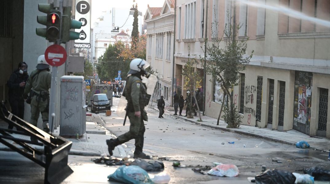  ΕNTAΣΗ ΕΞΩ ΑΠΟ ΤΗ ΝΟΜΙΚΗ ΣΤΗ ΟΔΟ ΣΙΝΑ ΜΕΤΑ ΤΟ ΣΥΛΛΑΛΗΤΗΡΙΟ (ΤΑΤΙΑΝΑ ΜΠΟΛΑΡΗ / EUROKINISSI)