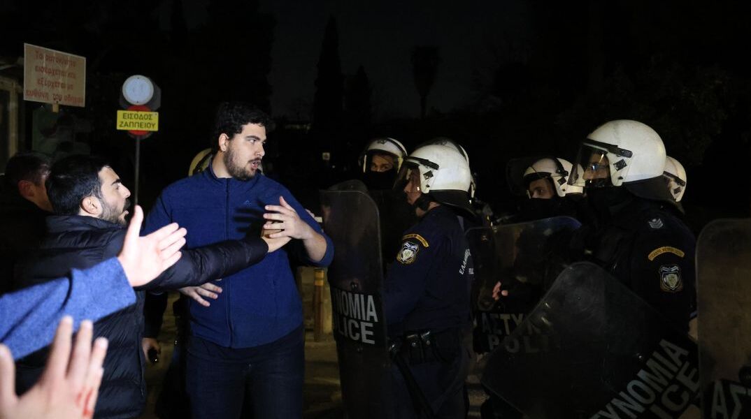 Μέγαρο Μαξίμου: Διαμαρτυρίες φοιτητών και ένταση