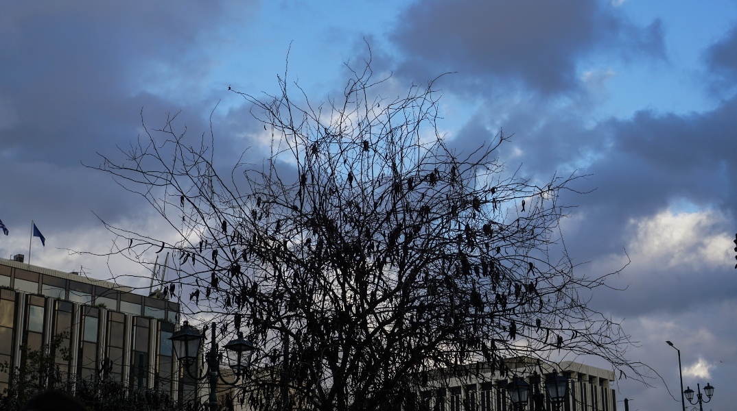 Συννεφιασμένος ο καιρός αύριο Σάββατο με τοπικές βροχές